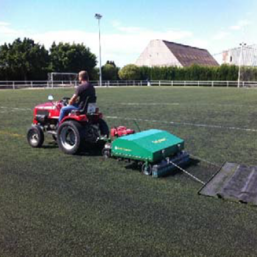 Descompactado del terreno de juego mediante maquinaria TURF POWER