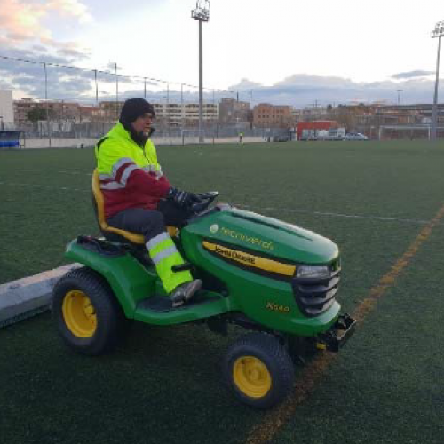 Descompactado ligero del terreno de juego mediante maquinaria POWER RAKES II