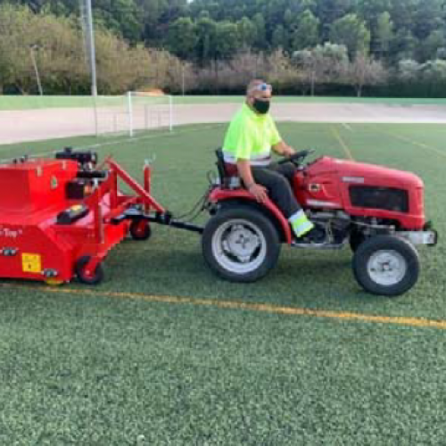 Descompactado del terreno de juego mediante maquinaria VERTI TOP