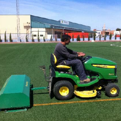 Descompactado del terreno de juego mediante maquinaria POWER RAKES